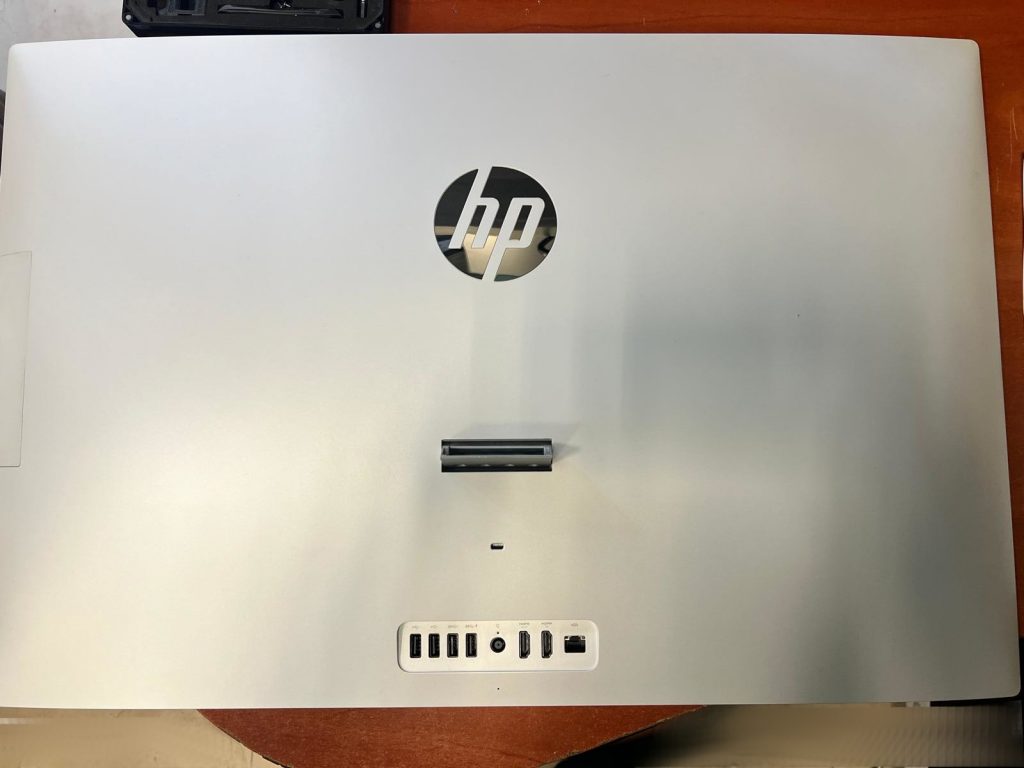 Parte trasera del equipo All-in-One HP Pavilion 27 plateado antes de cerrar el chasis.