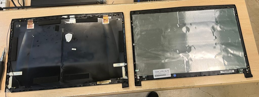 Comparativa entre la tapa trasera del LCD dañada y el repuesto nuevo para MSI GP72.