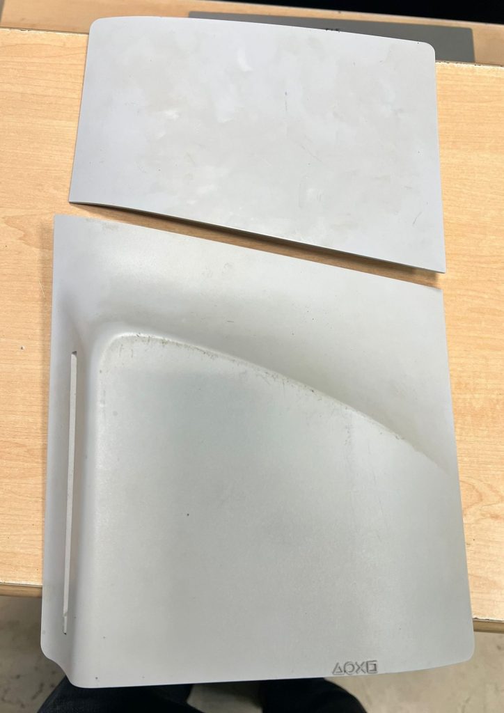 Paneles exteriores blancos de la PlayStation 5 Slim desmontados para la limpieza y reparación.