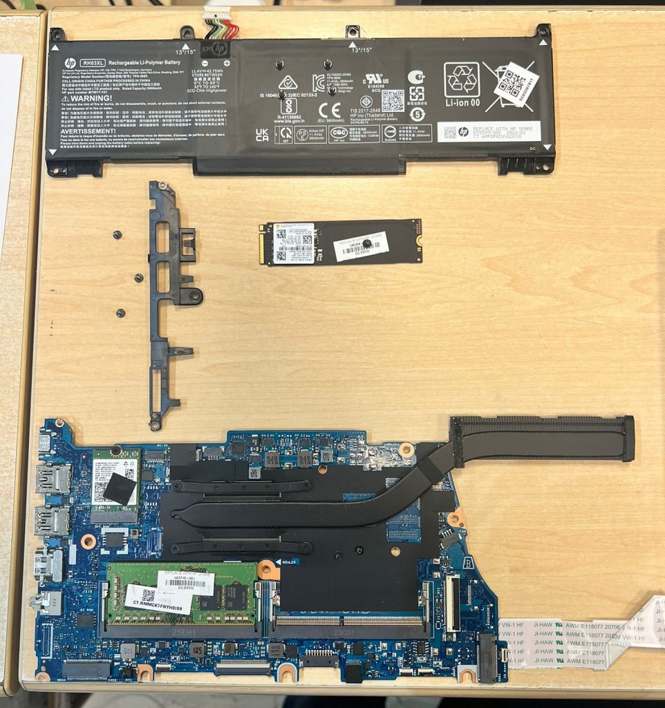 Palmrest nuevo sin componentes internos preparado para el ensamblaje.