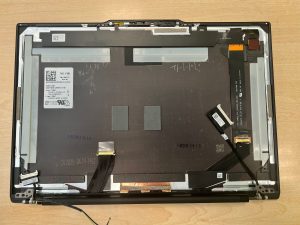 Estructura interna de la tapa de pantalla del ThinkPad X1 Gen 12 tras retirar el panel LCD dañado.