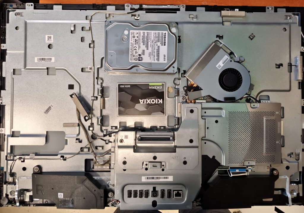 Comparación visual entre el HDD Toshiba original y el nuevo SSD Kioxia Exceria para la instalación.