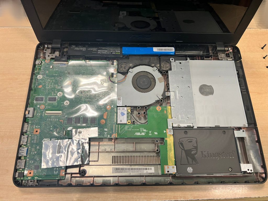 Vista interna de la placa base, ventilador y SSD Kingston de una laptop Asus F540L abierta.