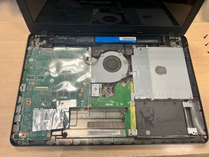 Vista interna de la placa base, ventilador y SSD Kingston de una laptop Asus F540L abierta.