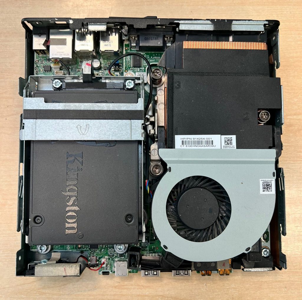 Interior de HP EliteDesk 800 G3 mostrando ventilador y SSD Kingston.