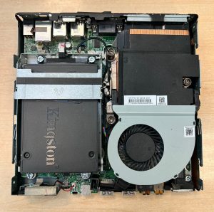 Interior de HP EliteDesk 800 G3 mostrando ventilador y SSD Kingston.