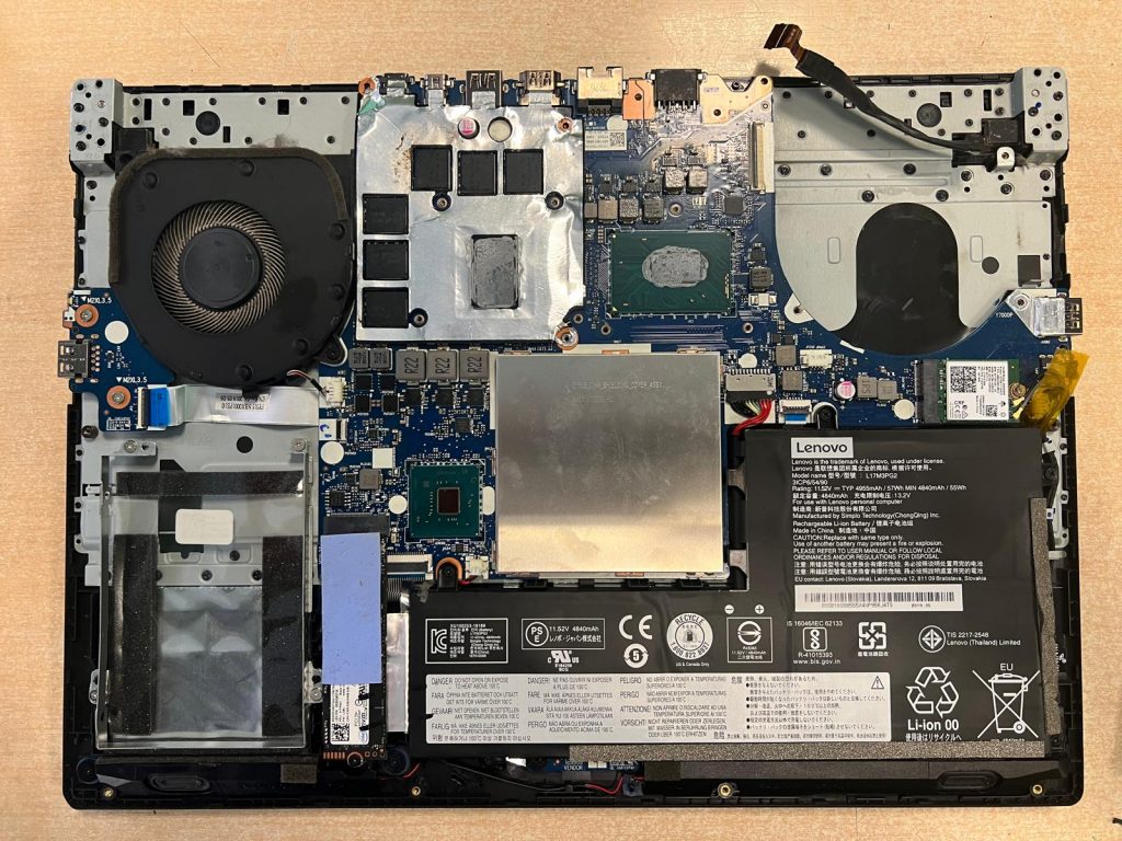 Vista completa de la placa base, batería y sistema de ventilación de la Lenovo Legion Y540.