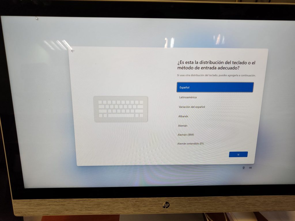 Pantalla de inicio de Windows 11 tras la instalación exitosa del nuevo SSD en el HP.