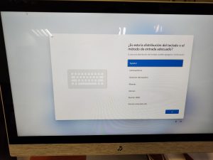 Pantalla de inicio de Windows 11 tras la instalación exitosa del nuevo SSD en el HP.