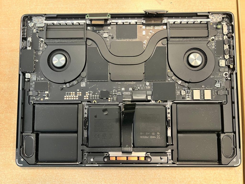 Detalle de la placa lógica con los cables flex de la pantalla desconectados.