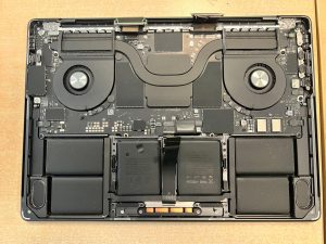 Detalle de la placa lógica con los cables flex de la pantalla desconectados.