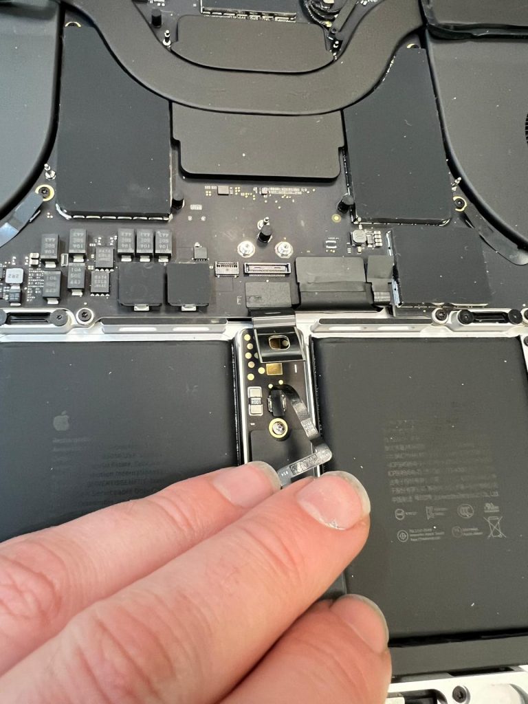 Paso crítico de seguridad: desconexión del terminal de la batería antes de reparar.