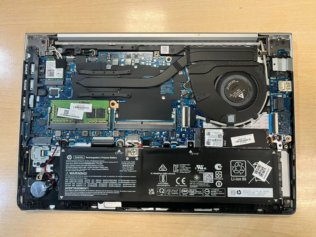 Interior del HP ProBook 440 G9: placa base, ventilador y batería expuestos.