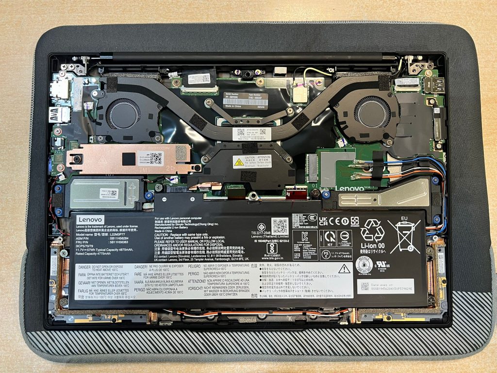 Vista interna del Lenovo ThinkPad X1 Carbon Gen 12 tras retirar la tapa inferior, mostrando ventiladores y placa base.