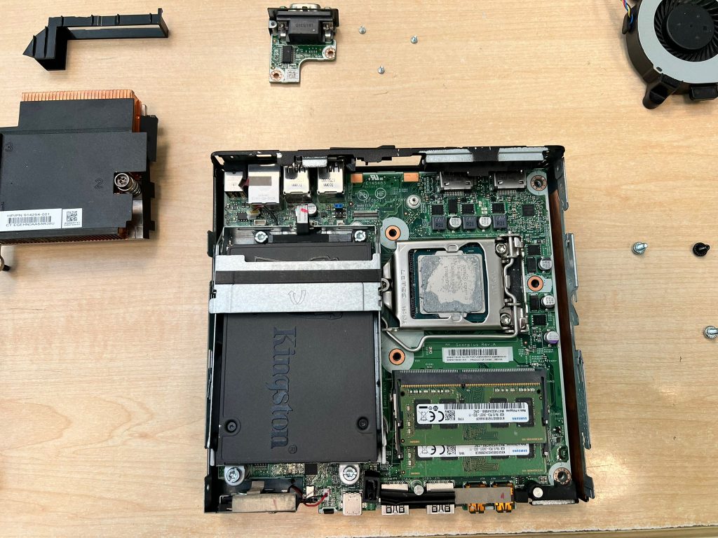 Proceso de desmontaje del disipador de calor y memorias RAM Samsung en HP EliteDesk.