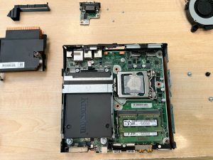 Proceso de desmontaje del disipador de calor y memorias RAM Samsung en HP EliteDesk.