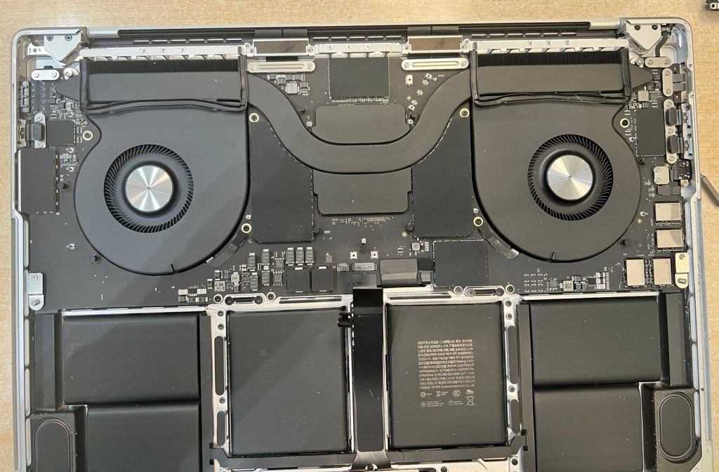 Proceso de apertura de los blindajes internos de la placa lógica.
