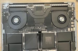 Proceso de apertura de los blindajes internos de la placa lógica.