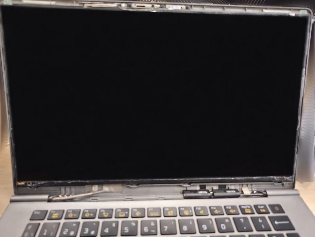 Proceso de desmontaje del bisel frontal de la pantalla en un LG Gram 14Z90N.