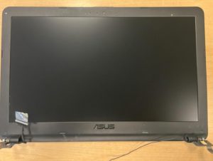 Módulo de pantalla superior extraído del chasis principal de la laptop Asus.