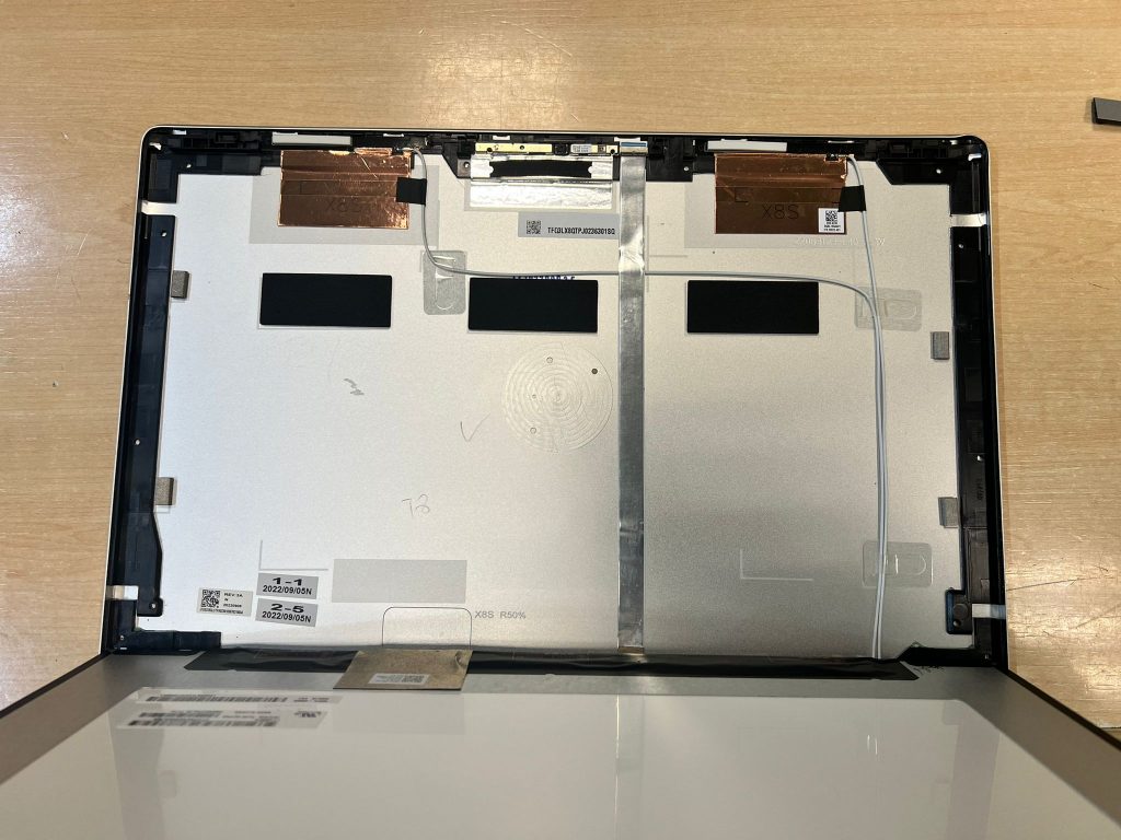 Panel de pantalla LCD separado del cover dañado con cuidado.