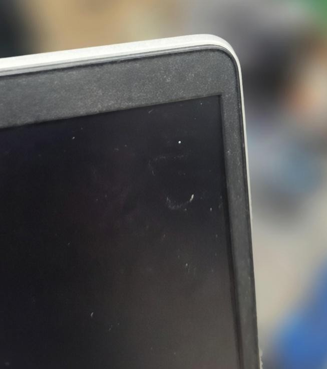 Marco de pantalla (bezel) nuevo instalado perfectamente alineado.