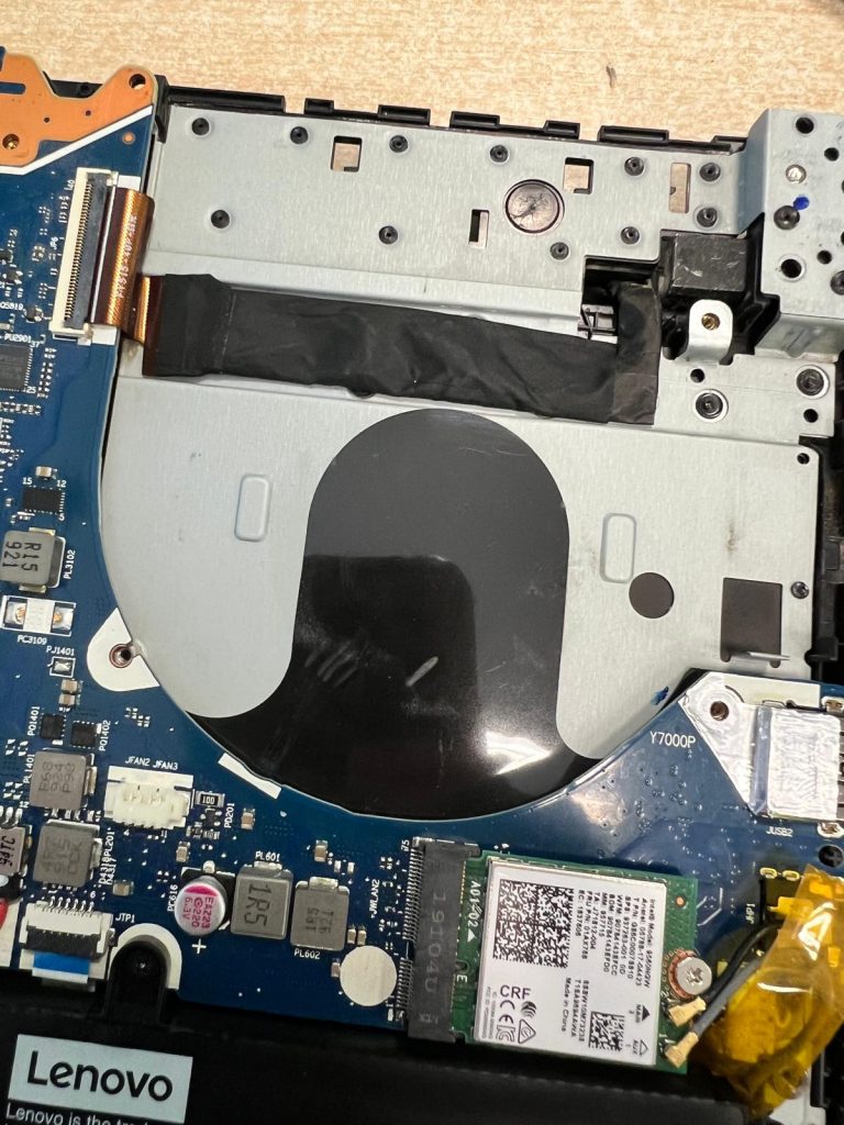 Detalle técnico de la tarjeta WiFi Intel y el conector de video flex en la placa base.