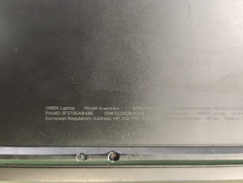 Primer plano de la etiqueta del modelo HP OMEN Laptop 15-ek0014ns en la carcasa inferior.