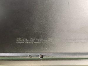 Primer plano de la etiqueta del modelo HP OMEN Laptop 15-ek0014ns en la carcasa inferior.