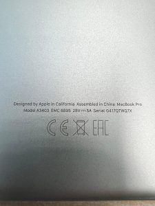 Primer plano del número de modelo A3403 y número de serie para recambios.