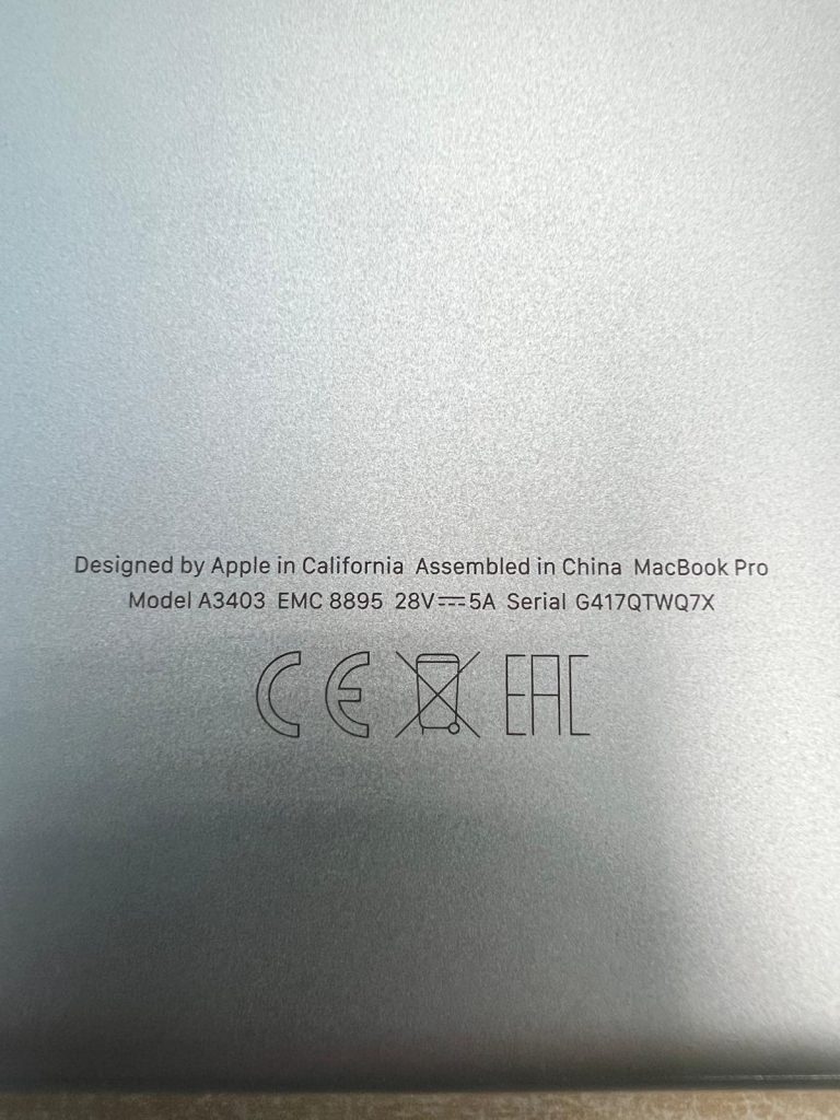 Primer plano del número de modelo A3403 y número de serie para recambios.