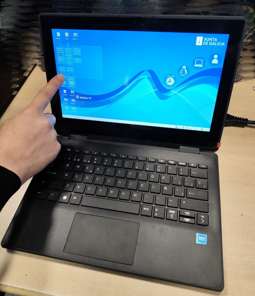 Usuario señalando fallo o rotura en el panel táctil de una HP Pro x360 Fortis 11 G9.