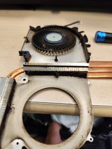 Rejilla del disipador de calor bloqueada por suciedad, impidiendo la salida de aire caliente en MSI Katana.