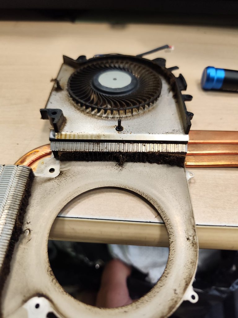 Rejilla del disipador de calor bloqueada por suciedad, impidiendo la salida de aire caliente en MSI Katana.