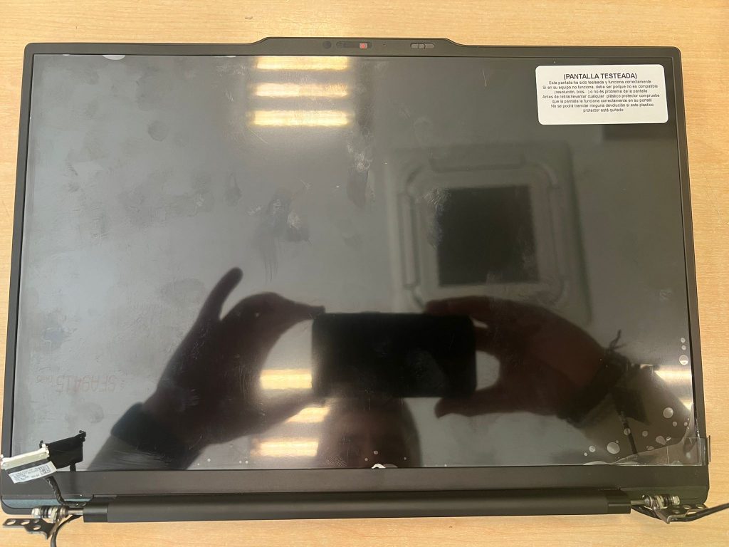 Tapa superior del Lenovo ThinkPad X1 Carbon Gen 12 desmontada del cuerpo principal del equipo.