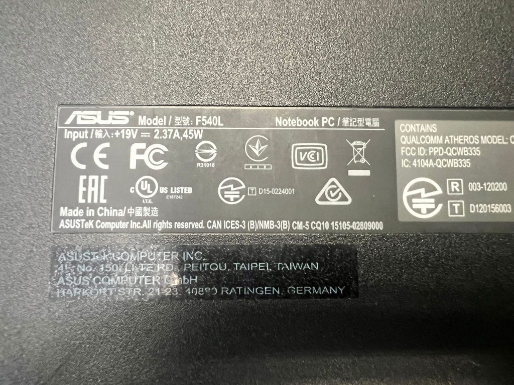 Etiqueta técnica del fabricante Asus mostrando el modelo exacto F540L y especificaciones eléctricas.