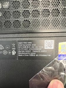 Etiqueta de identificación técnica con modelo Y540-15IRH y número de serie.