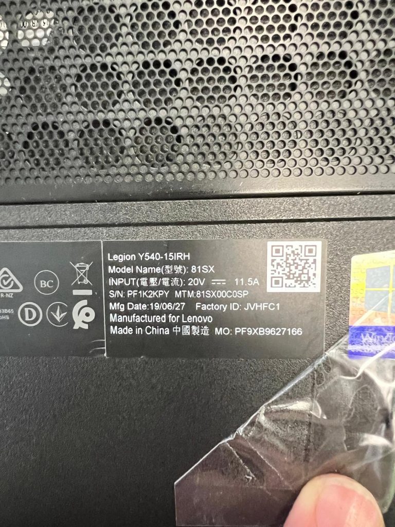 Etiqueta de identificación técnica con modelo Y540-15IRH y número de serie.