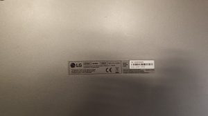Etiqueta técnica en la base del portátil LG Gram con el número de modelo 14Z90N.
