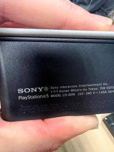 Detalle de la carcasa de Sony PlayStation 5 donde se confirma el número de modelo CFI-2016.