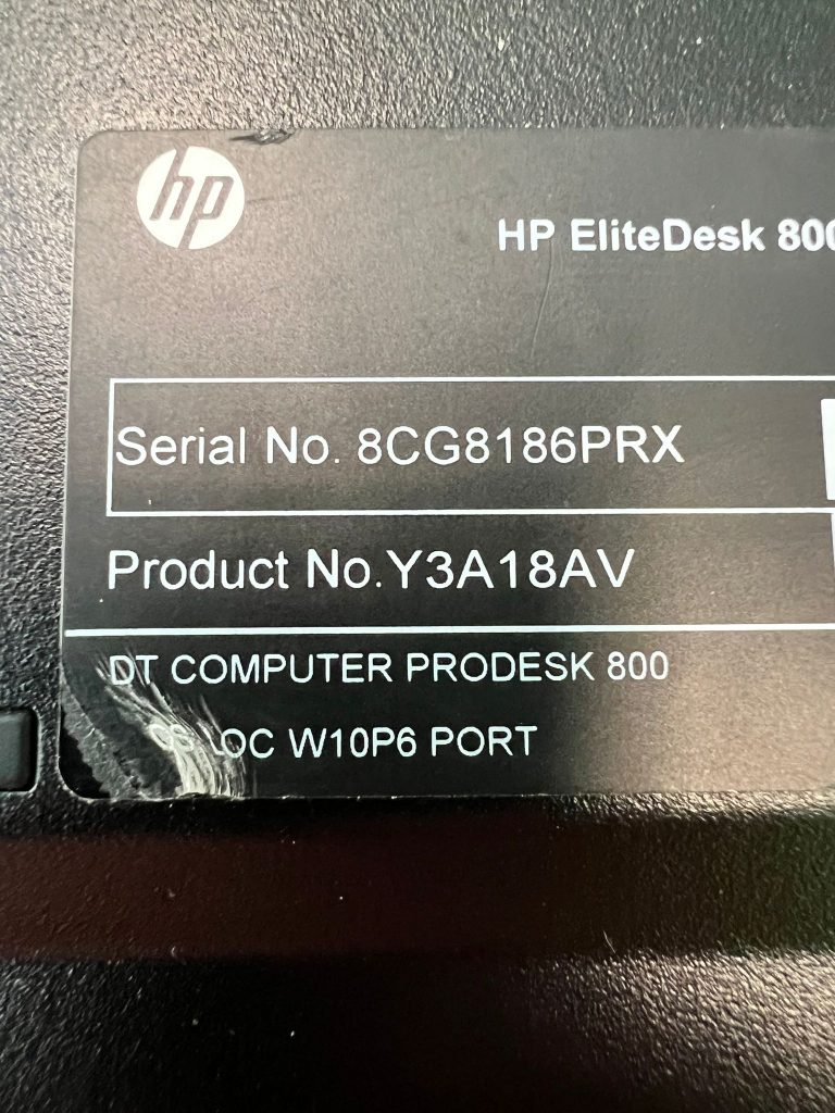 Etiqueta de información técnica, modelo Y3A18AV y número de serie del HP EliteDesk.