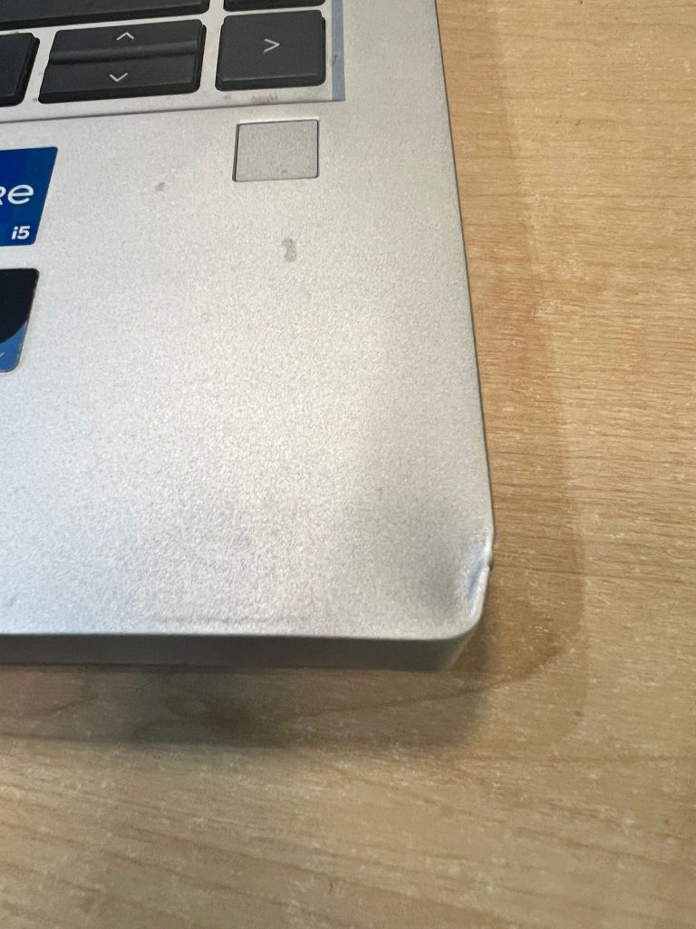 Abolladura en la zona del reposamanos (palmrest) de un HP ProBook 440.