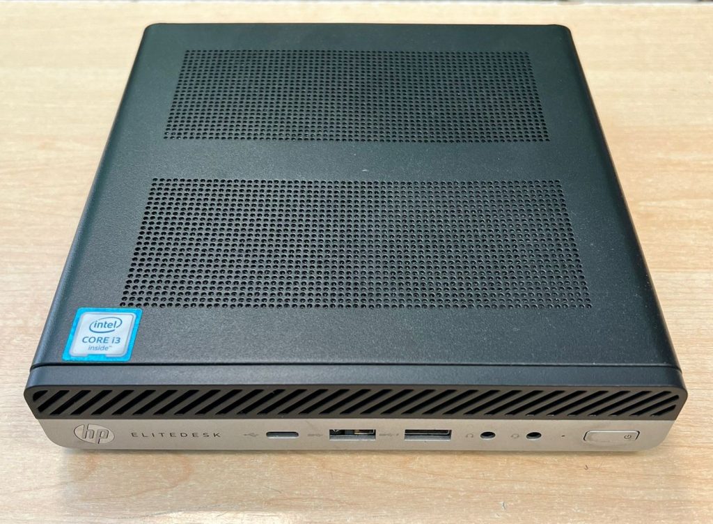 Vista exterior frontal de HP EliteDesk 800 G3 Mini con procesador Intel Core i3.
