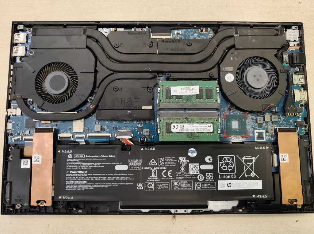 Vista de los componentes internos del HP OMEN 15-ek0014ns antes de iniciar el mantenimiento.