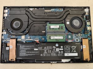 Vista de los componentes internos del HP OMEN 15-ek0014ns antes de iniciar el mantenimiento.