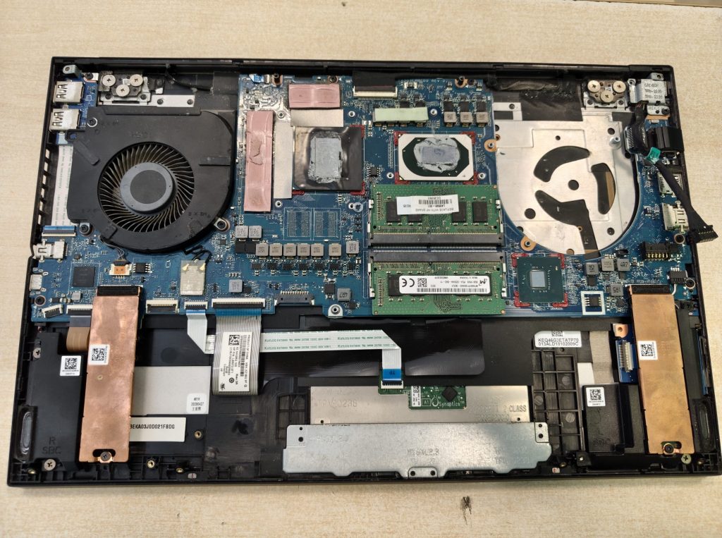 Proceso de extracción de los ventiladores y limpieza del sistema térmico en portátil HP OMEN.