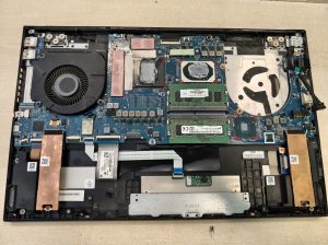 Proceso de extracción de los ventiladores y limpieza del sistema térmico en portátil HP OMEN.