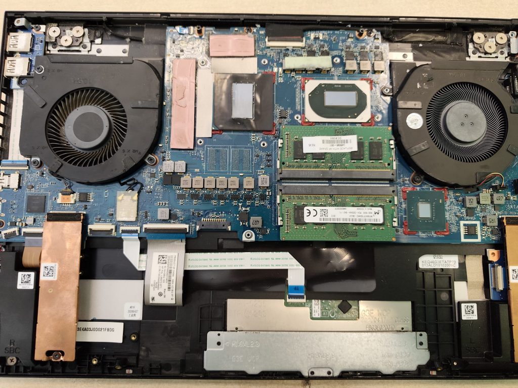 Procesador y chip gráfico del HP OMEN expuestos tras retirar el disipador de calor para limpieza.