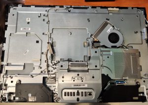 Interior del AIO HP Pavilion sin el disco duro, mostrando el espacio para la actualización.
