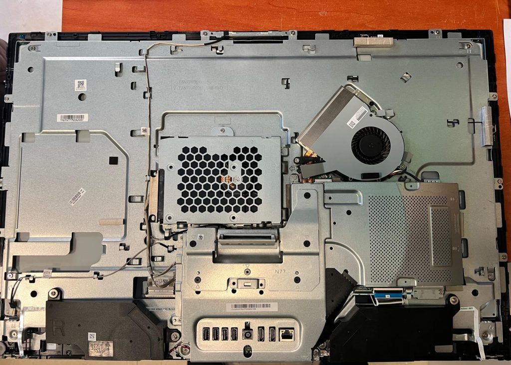 Detalle del sistema de refrigeración y componentes internos del HP Pavilion 27-r128ns.
